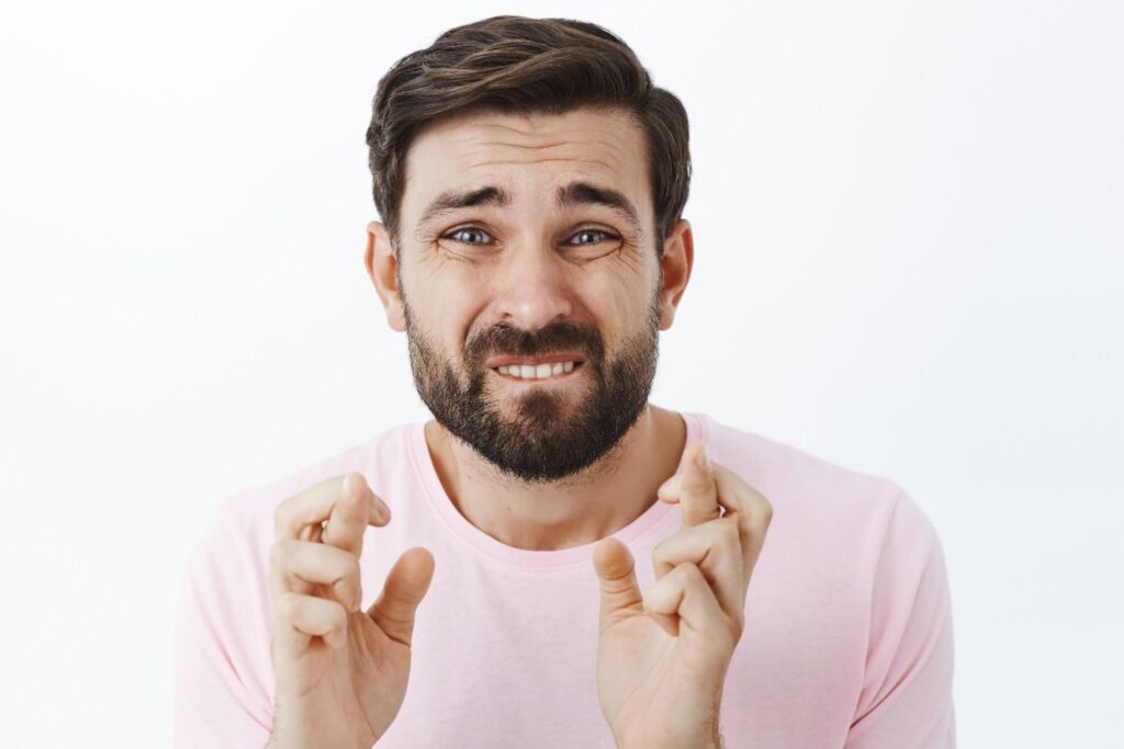 Common symptoms of a loose tooth including swollen gums, bleeding gums, tooth pain, and tooth mobility.